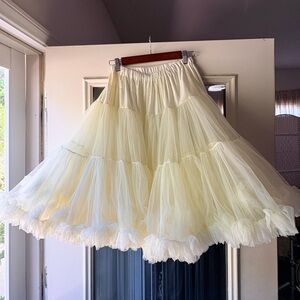 Malco Mode Ivory Tiered Tulle Petticoat - M